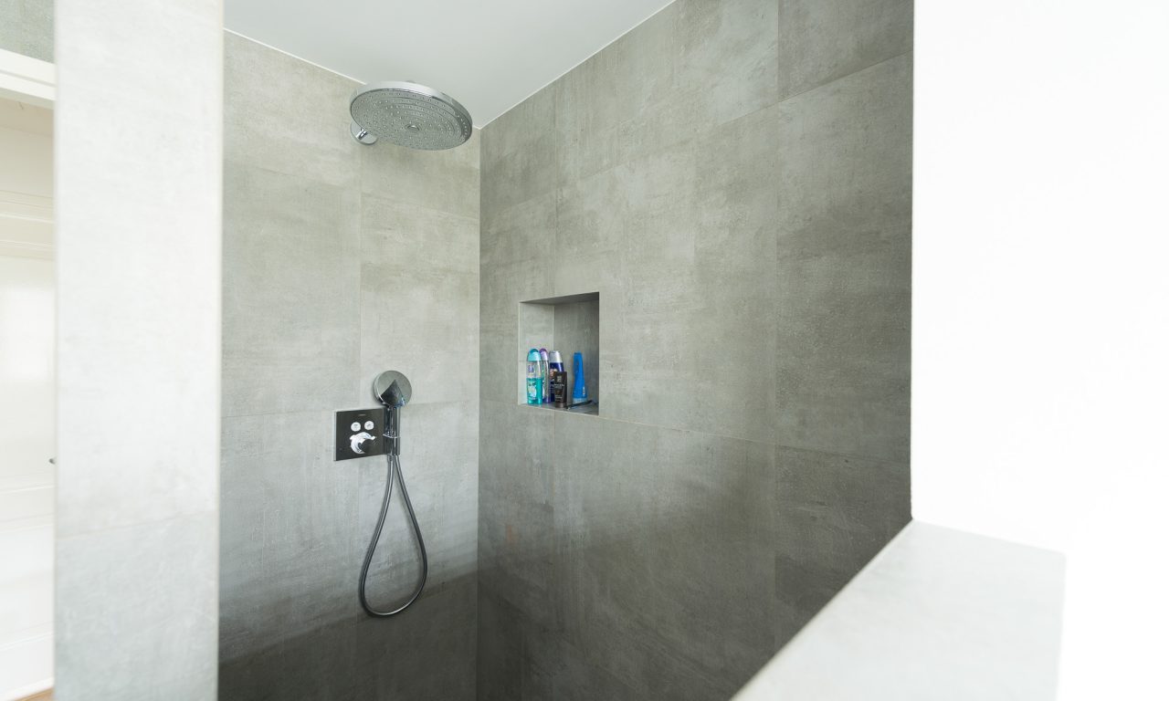 Betonlook tegels badkamer Nijkerk