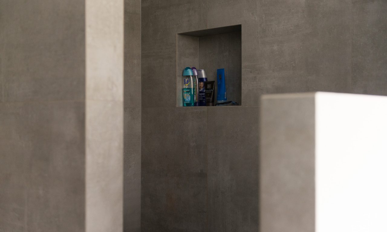 Betonlook tegels badkamer Nijkerk